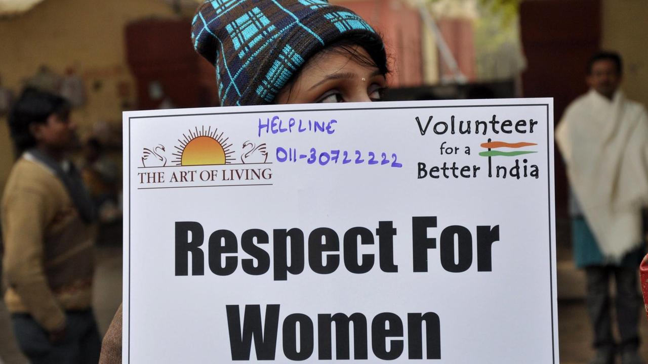Eine indische Frau demonstriert am 5. Januar 2013 für Respekt gegenüber Frauen - Anlass ist eine grausame Gruppenvergewaltigung einer jungen Frau in Delhi.
