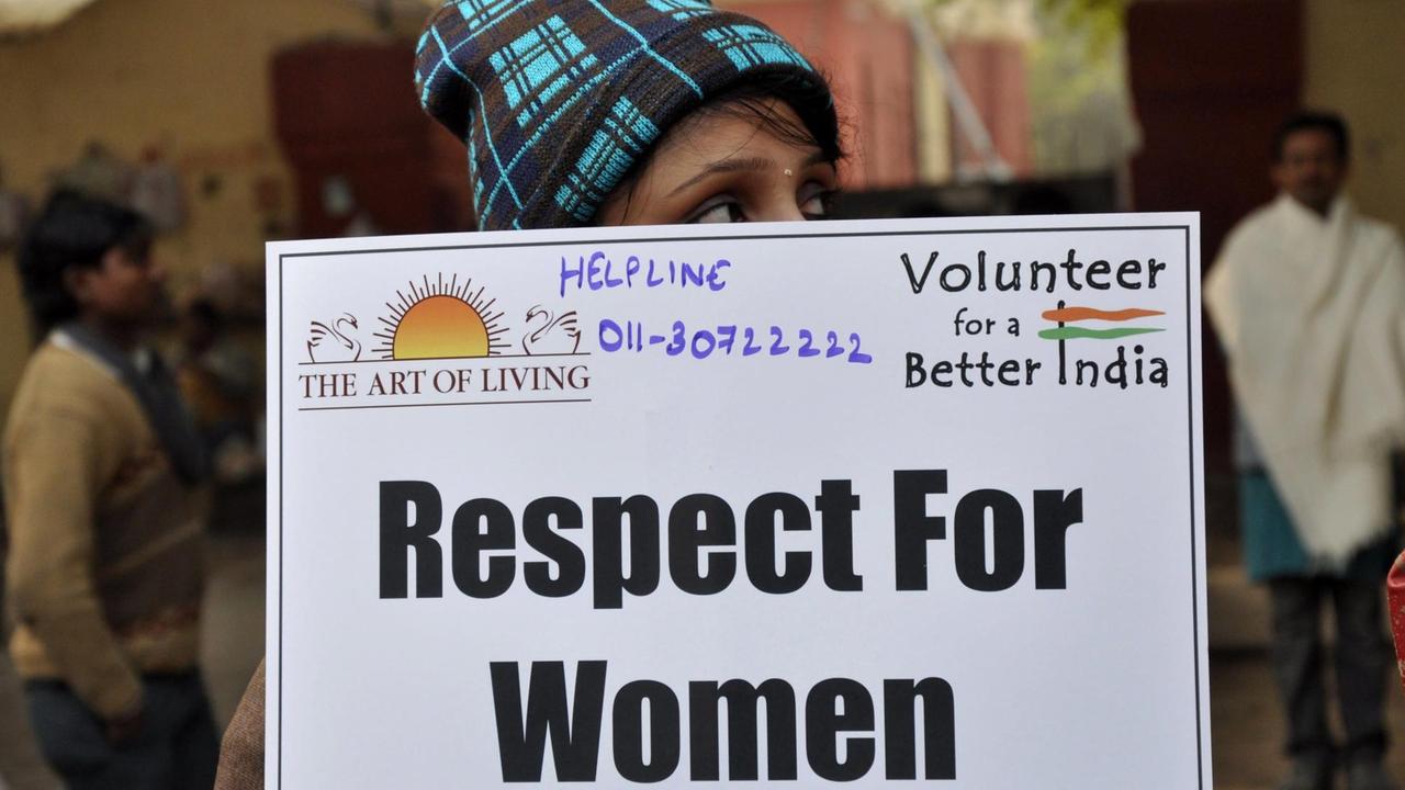 Eine indische Frau demonstriert am 5. Januar 2013 für Respekt gegenüber Frauen - Anlass ist eine grausame Gruppenvergewaltigung einer jungen Frau in Delhi. Eine indische Frau demonstriert am 5. Januar 2013 für Respekt gegenüber Frauen - Anlass ist eine grausame Gruppenvergewaltigung einer jungen Frau in Delhi.