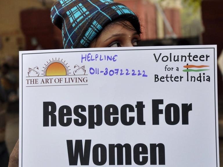 Eine indische Frau demonstriert am 5. Januar 2013 für Respekt gegenüber Frauen - Anlass ist eine grausame Gruppenvergewaltigung einer jungen Frau in Delhi.