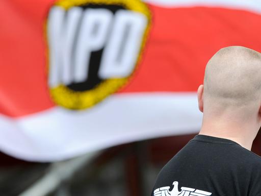 Ein Unterstützer der NPD steht am Sonntag (17.06.2012) mit einem Shirt mit der Aufschrift "Deutschland" bei einer NPD-Kundgebung am Strausberger Platz in Berlin.