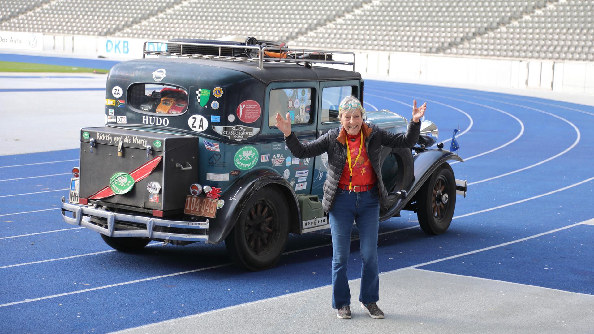 Nach rund 84.000 Kilometern rund um den Globus kommt Heidi Hetzer am 12. März 2017 wieder in Berlin an. Im Olympiastadion dreht sie eine Ehrenrunde mit ihrem Hudson Great Eight aus dem Jahre 1930.