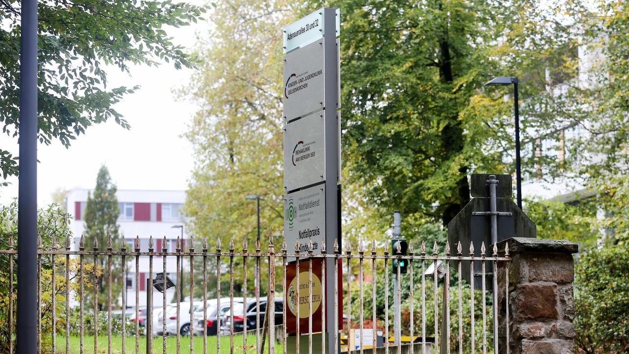 30.10.2018, Nordrhein-Westfalen, Gelsenkirchen: Das Foto zeigt die Zufahrt zur Kinder- und Jugendklinik Gelsenkirchen. Die Staatsanwaltschaft hat gegen die Einrichtung nach der Filmdoku «Elternschule» Ermittlungen aufgenommen. Foto: Roland Weihrauch/dpa | Verwendung weltweit 30.10.2018, Nordrhein-Westfalen, Gelsenkirchen: Das Foto zeigt die Zufahrt zur Kinder- und Jugendklinik Gelsenkirchen. Die Staatsanwaltschaft hat gegen die Einrichtung nach der Filmdoku «Elternschule» Ermittlungen aufgenommen. Foto: Roland Weihrauch/dpa | Verwendung weltweit