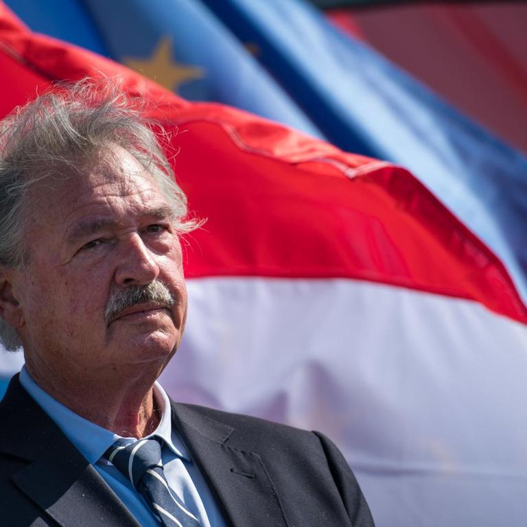 Ein Mann vor der luxemburgischen Fahne