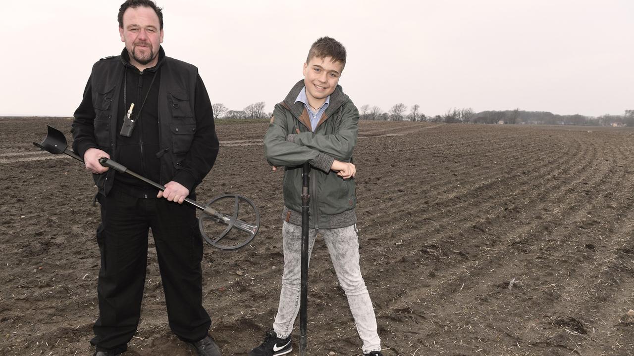 Hobbyarchäologe René Schön und der Schüler Luca Malaschnitschenko (l-r) suchen mit einem Metalldetektor nach dem Silberschatz von Schaprode. In einem Acker auf der Ostseeinsel Rügen sind Archäologen auf einen wertvollen skandinavisch dominierten Silberschatz aus dem späten 10. Jahrhundert und damit aus der Umbruchsepoche von der Wikingerzeit zum Christentum gestoßen. Hobbyarchäologe René Schön und der Schüler Luca Malaschnitschenko (l-r) suchen mit einem Metalldetektor nach dem Silberschatz von Schaprode. In einem Acker auf der Ostseeinsel Rügen sind Archäologen auf einen wertvollen skandinavisch dominierten Silberschatz aus dem späten 10. Jahrhundert und damit aus der Umbruchsepoche von der Wikingerzeit zum Christentum gestoßen.