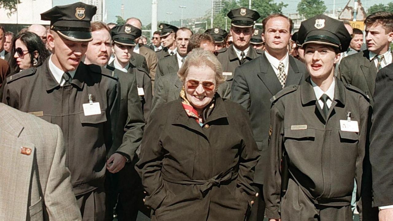 Die damalige US-Außenministerin Madeleine Albright geht 1997 in Begleitung einer Polizei-Patrouille durch Sarajevo. Die damalige US-Außenministerin Madeleine Albright geht 1997 in Begleitung einer Polizei-Patrouille durch Sarajevo.