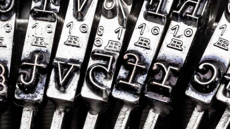 Buchstaben einer alten Schreibmaschine. Buchstaben einer alten Schreibmaschine.