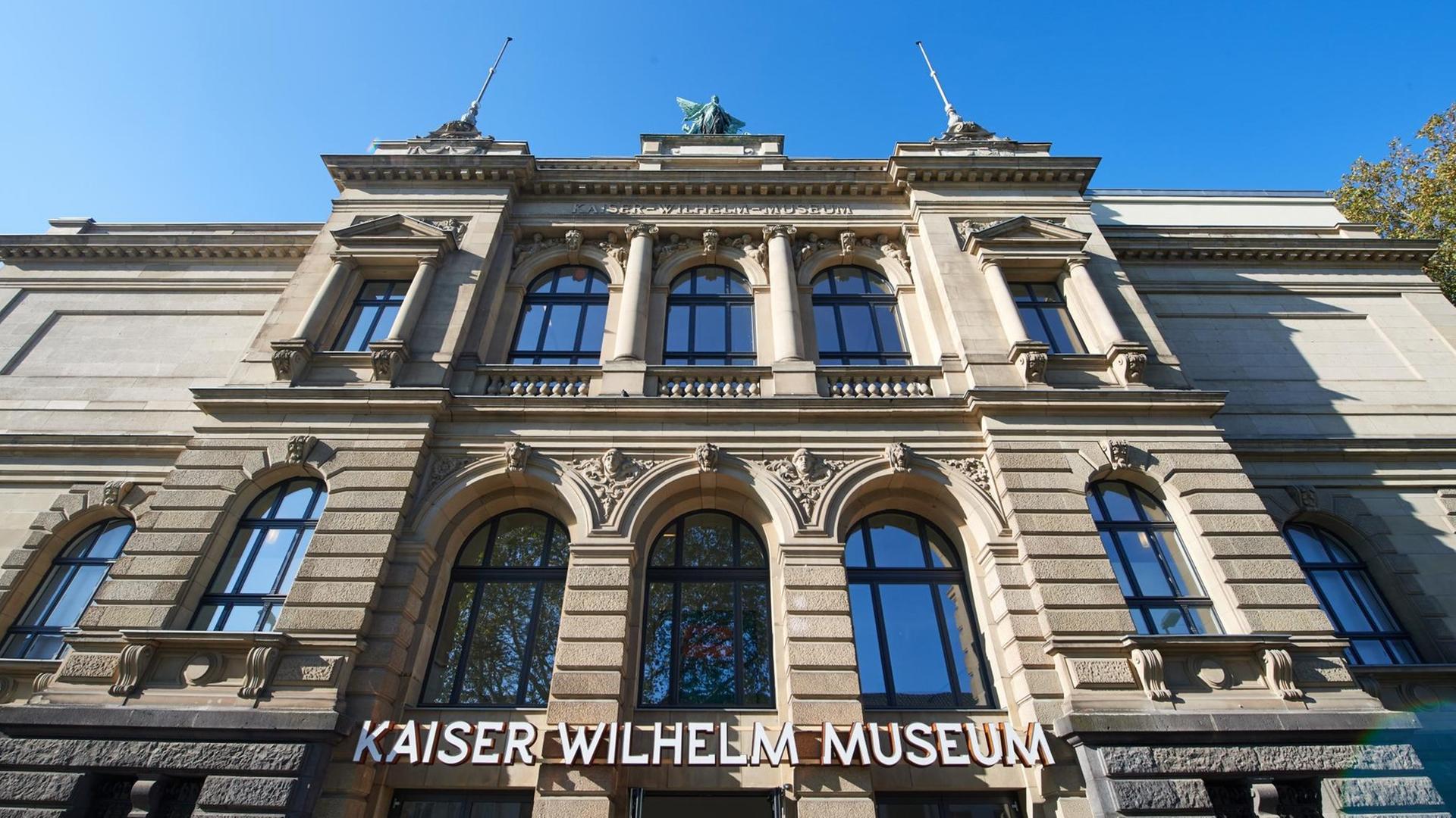 Die Fassade des Kaiser-Wilhelm-Museums in Krefeld mit Namenszug über dem Eingang aus der Froschperspektive. Die Fassade des Kaiser-Wilhelm-Museums in Krefeld mit Namenszug über dem Eingang aus der Froschperspektive.