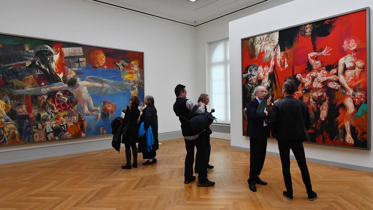 Die Bilder von Bernhard Heising "Ikarus" (links) und Willi Sitte "Die Rote Fahne - Kampf, Leid und Sieg" in der Ausstellung "Hinter der Maske. Künstler in der DDR" im Museum Barberini in Potsdam
Die Bilder von Bernhard Heising "Ikarus" (links) und Willi Sitte "Die Rote Fahne - Kampf, Leid und Sieg" in der Ausstellung "Hinter der Maske. Künstler in der DDR" im Museum Barberini in Potsdam
