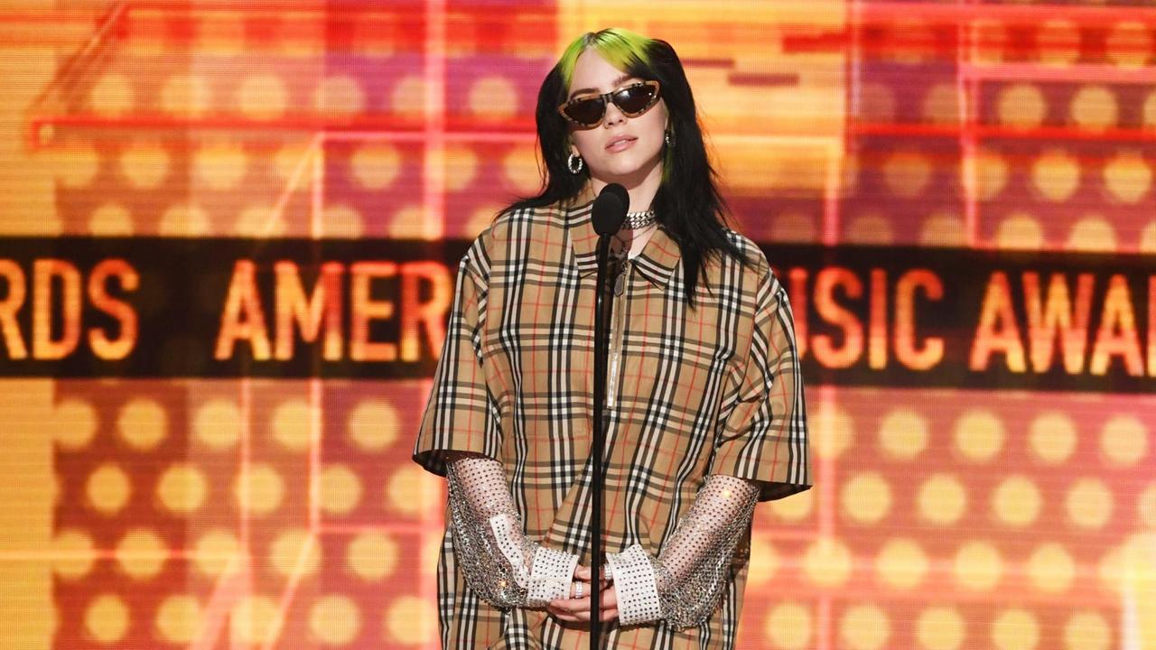 Die Musikerin Billie Eilish spricht auf der Bühne während der American Music Awards 2019 im Microsoft Theater am 24. November 2019 in Los Angeles. Die Musikerin Billie Eilish spricht auf der Bühne während der American Music Awards 2019 im Microsoft Theater am 24. November 2019 in Los Angeles.