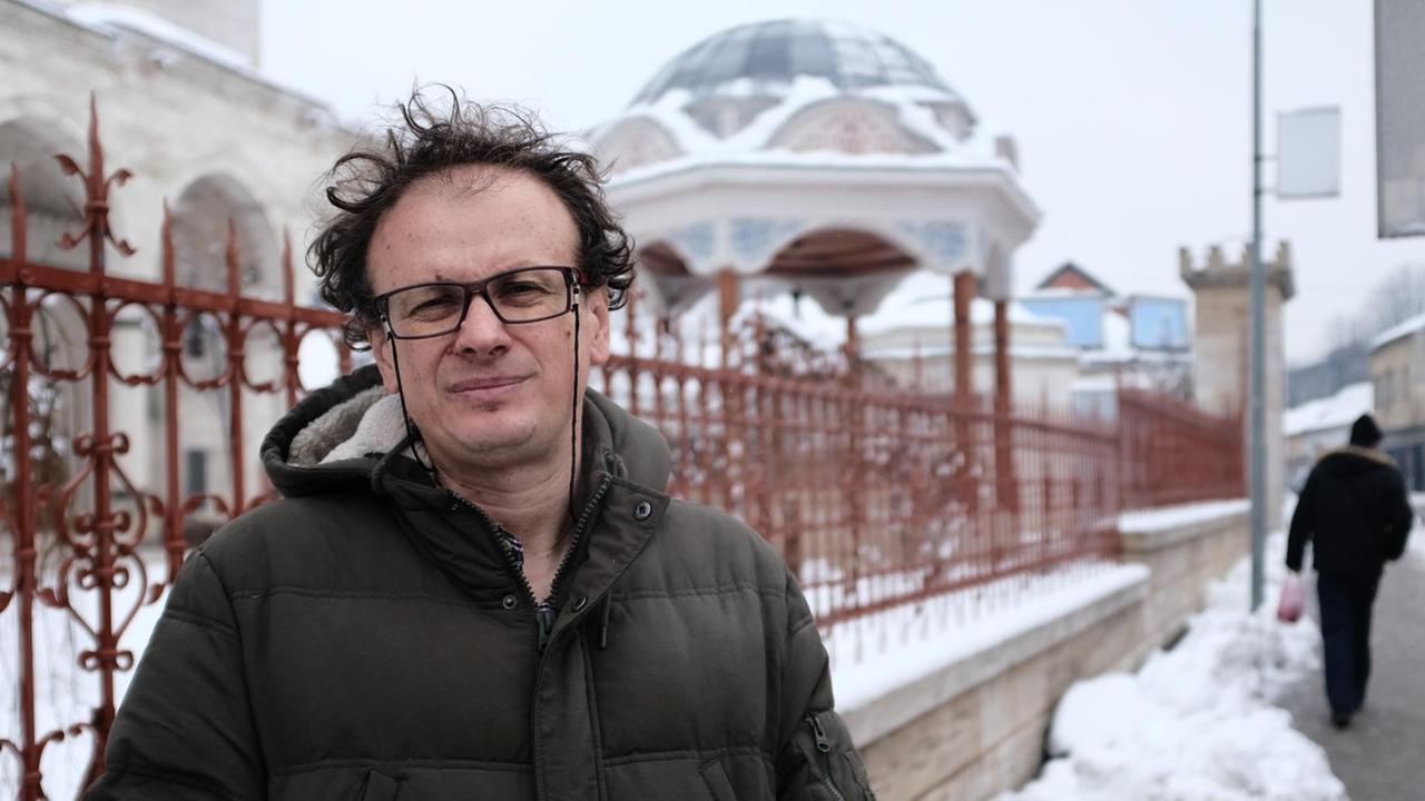 Blogger Srdjan Puhalo aus Banja Luka im Halbprofil aufgenommen Blogger Srdjan Puhalo aus Banja Luka im Halbprofil aufgenommen