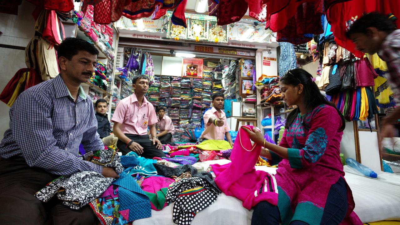 Stoffhändler bieten in der indischen Metropole Mumbai (Indien) ihre Ware zum Verkauf an.