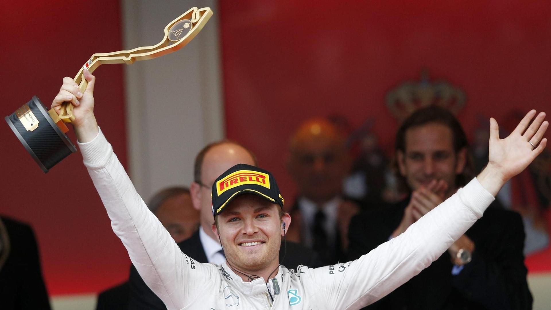 Nico Rosberg jubelt mit einem Pokal. Nico Rosberg jubelt mit einem Pokal.