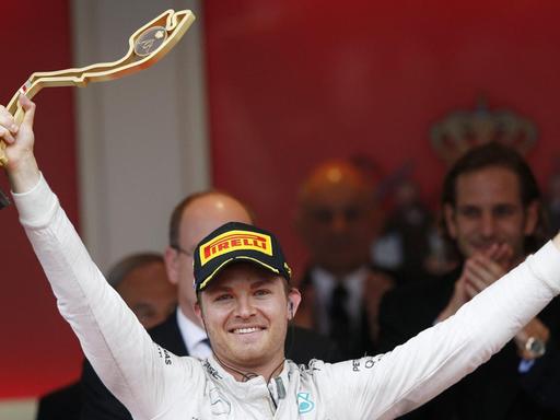 Nico Rosberg jubelt mit einem Pokal.