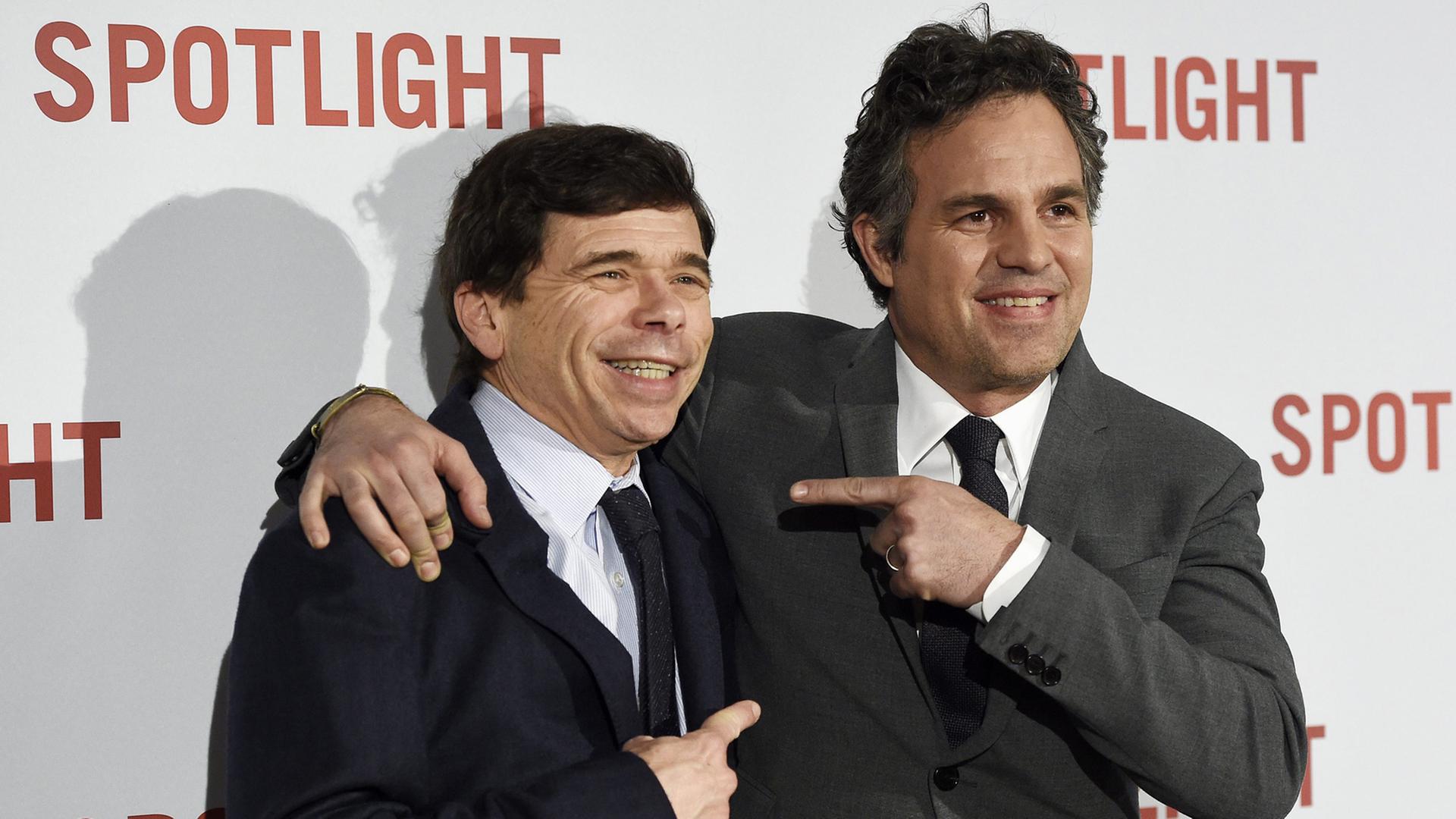 Reporter Mike Rezender (links) und Schauspieler Mark Ruffalo bei der Filmpremiere von "Spotlight" in London