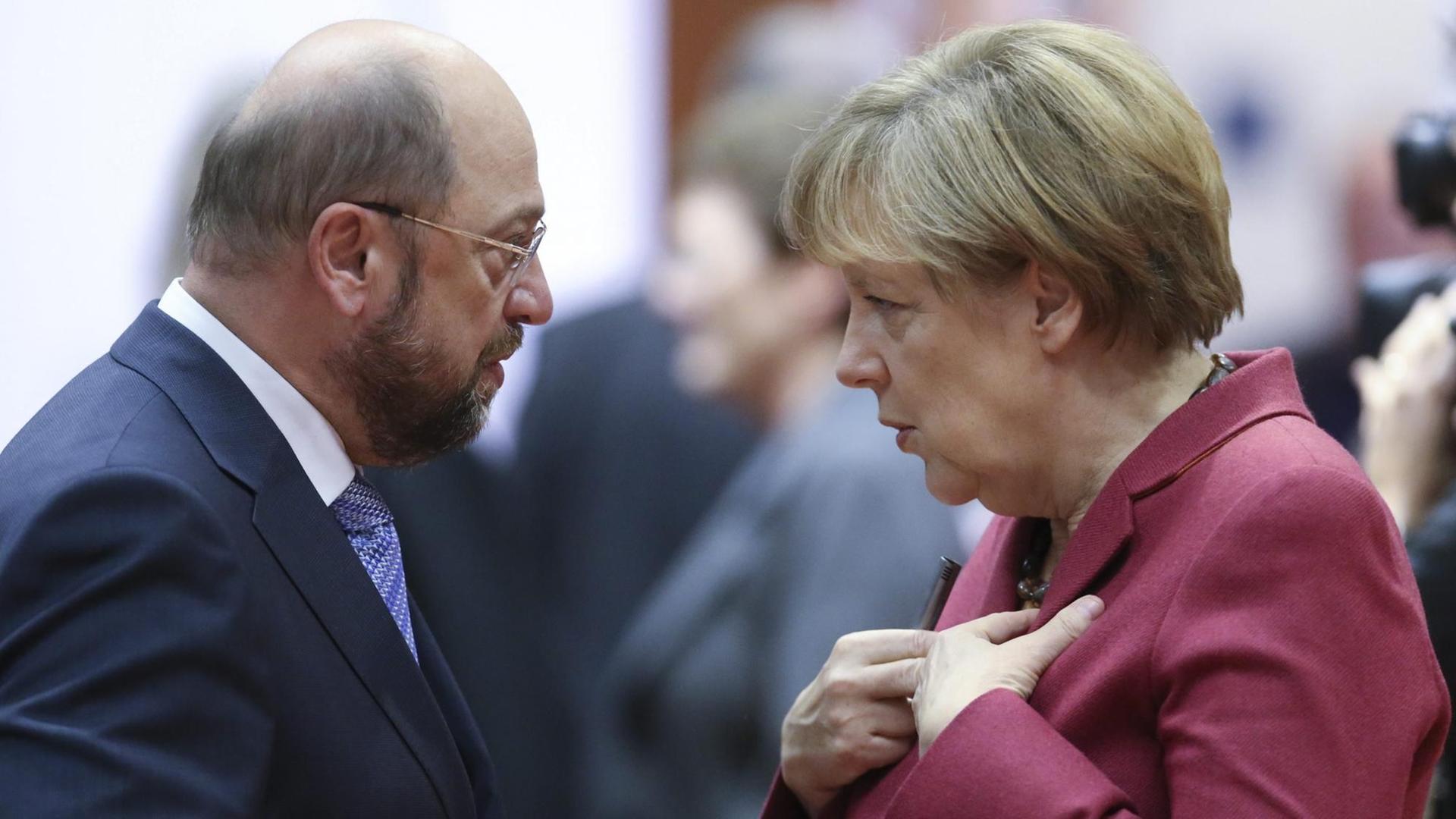 Kanzlerkandidat Martin Schulz (SPD) und Bundeskanzlerin Angela Merkel (CDU) im Profil, sie sehen sich an