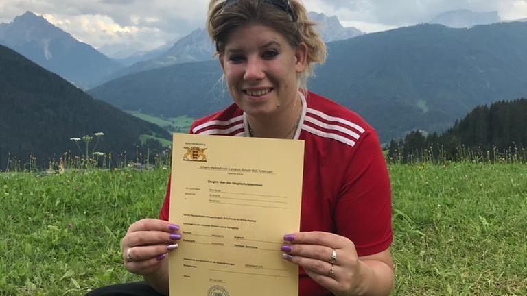 Natascha mit ihrem Zeugnis Natascha mit ihrem Zeugnis