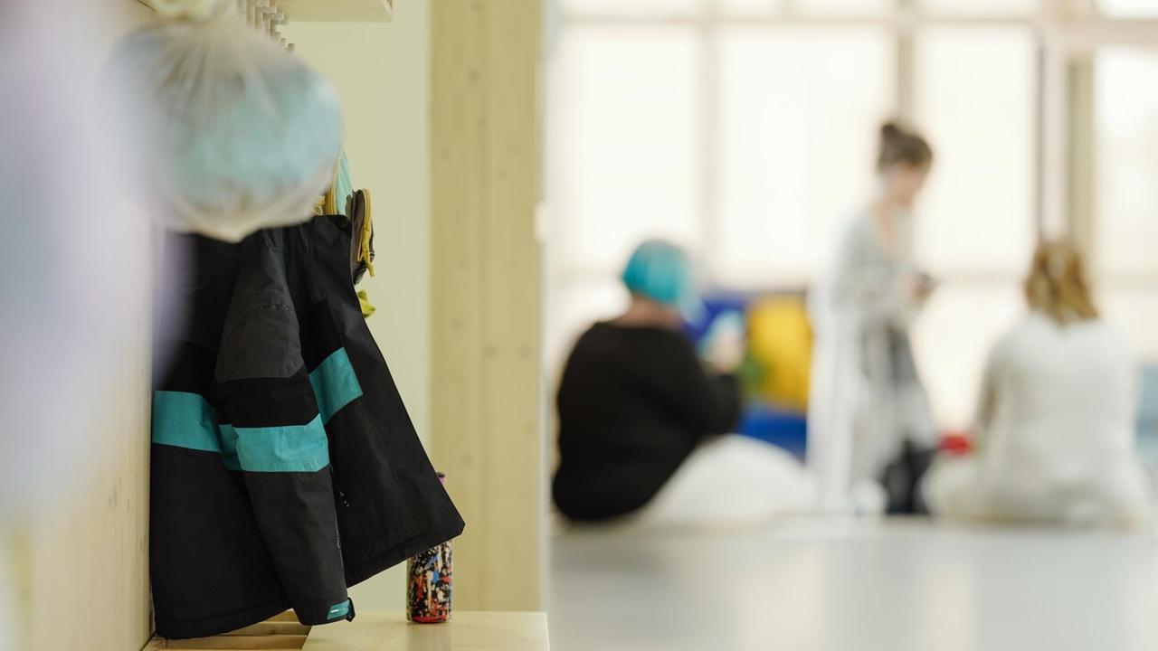 Eine einzelne Jacke hängt im Kindergarten "Kinderschachtel" im baden-württembergischen Schriesheim an der Garderobe. Eine einzelne Jacke hängt im Kindergarten "Kinderschachtel" im baden-württembergischen Schriesheim an der Garderobe.