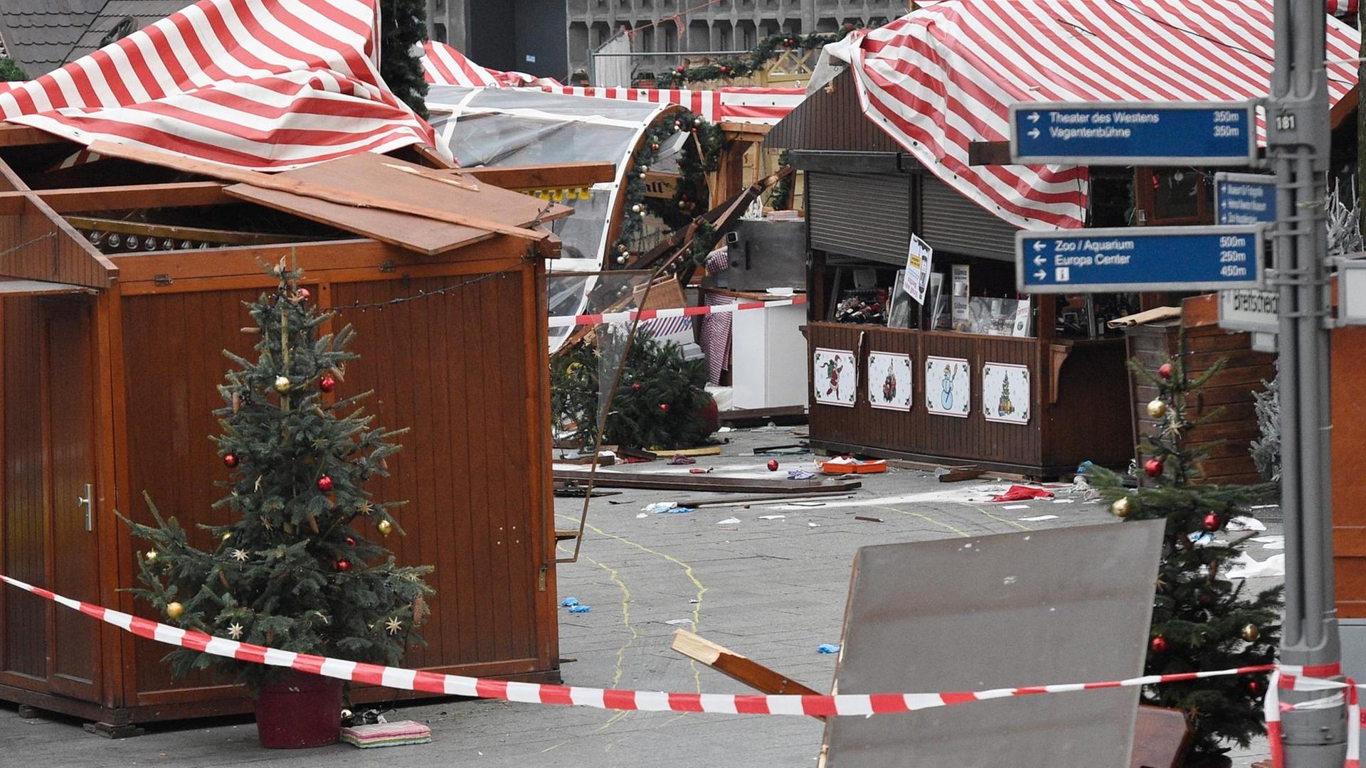 Nach der Lkw-Attacke: Eine Spur der Verwüstung in Berlin auf dem Weihnachtsmarkt am Breitscheidplatz.