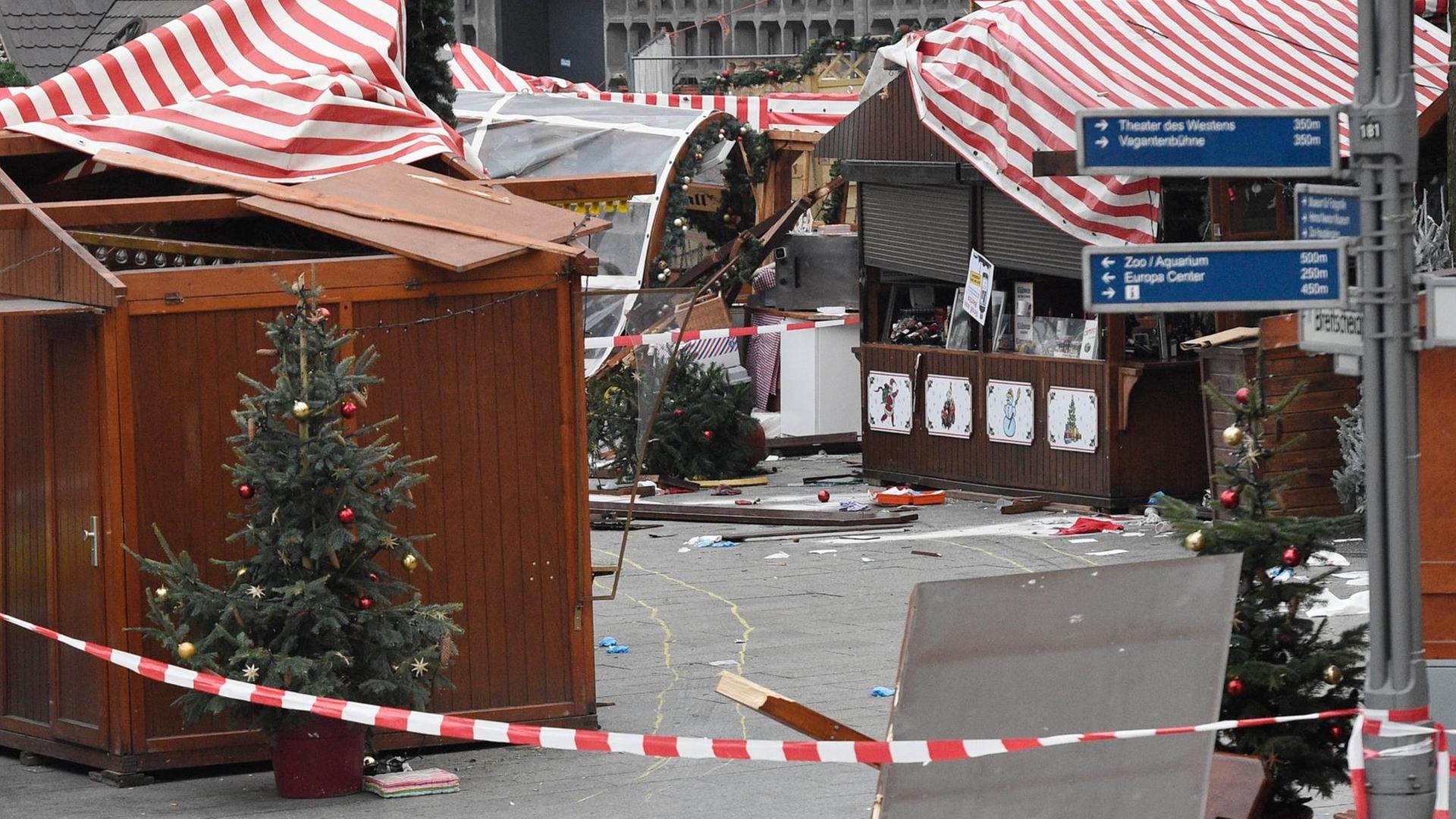 Nach der Lkw-Attacke: Eine Spur der Verwüstung in Berlin auf dem Weihnachtsmarkt am Breitscheidplatz. Nach der Lkw-Attacke: Eine Spur der Verwüstung in Berlin auf dem Weihnachtsmarkt am Breitscheidplatz.