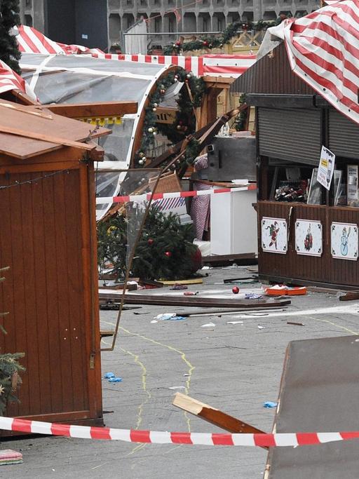 Nach der Lkw-Attacke: Eine Spur der Verwüstung in Berlin auf dem Weihnachtsmarkt am Breitscheidplatz.
