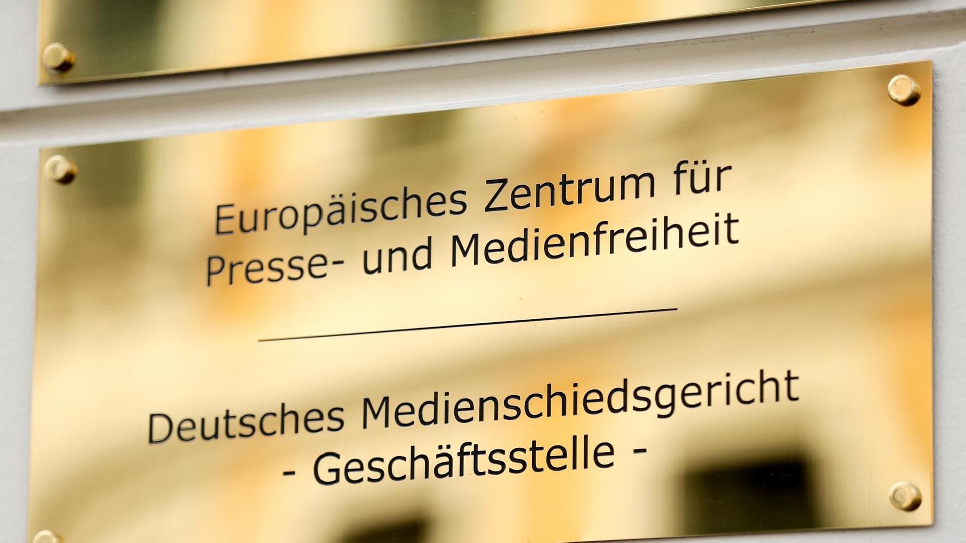 Ein Schild weist auf den Sitz des Deutschen Medienschiedsgerichts (DMS) am 15.09.2017 in Leipzig (Sachsen) hin. In der Villa der Sparkassen Medienstiftung sitzt auch das Europäische Zentrum für Presse- und Medienfreiheit. Im ersten Jahr seines Bestehens hat das Medienschiedsgericht noch keine Streitigkeiten in der Branche geschlichtet. Ein Schild weist auf den Sitz des Deutschen Medienschiedsgerichts (DMS) am 15.09.2017 in Leipzig (Sachsen) hin. In der Villa der Sparkassen Medienstiftung sitzt auch das Europäische Zentrum für Presse- und Medienfreiheit. Im ersten Jahr seines Bestehens hat das Medienschiedsgericht noch keine Streitigkeiten in der Branche geschlichtet.
