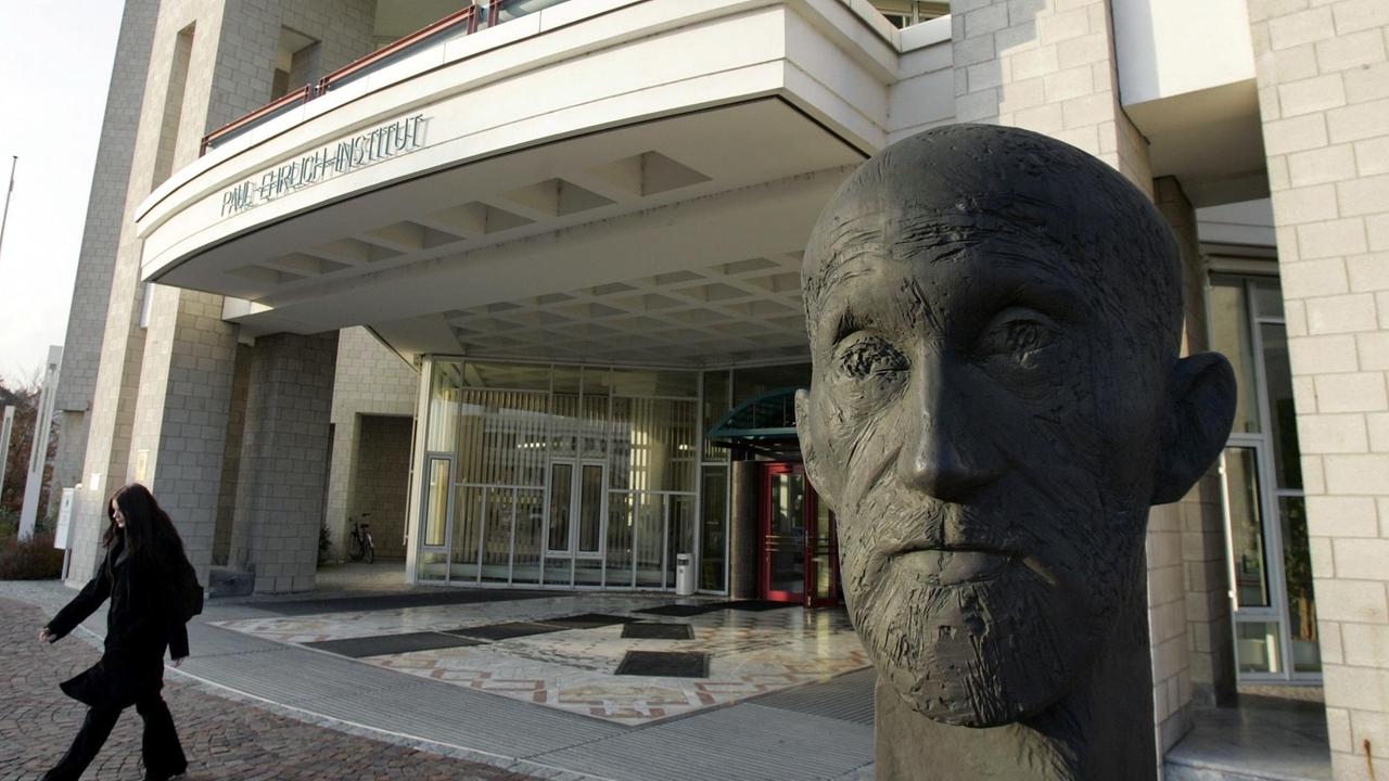 ARCHIV - 10.11.2005, Hessen, Langen: Außenansicht des Eingangsbereichs des Paul-Ehrlich-Instituts. (zu dpa «Paul-Ehrlich-Institut plant Neubau im Rhein-Main-Gebiet» vom 22.01.2019) Foto: Frank May/dpa | Verwendung weltweit ARCHIV - 10.11.2005, Hessen, Langen: Außenansicht des Eingangsbereichs des Paul-Ehrlich-Instituts. (zu dpa «Paul-Ehrlich-Institut plant Neubau im Rhein-Main-Gebiet» vom 22.01.2019) Foto: Frank May/dpa | Verwendung weltweit
