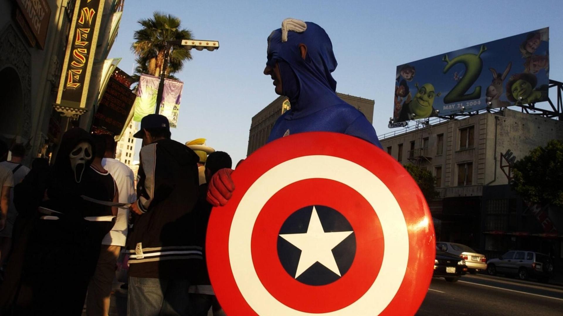 Tony Tomey aus Los Angeles, im Kostüm der Comicfigur Captain America, vor Graman s Chinese Thearter in Hollywood, Kalifornien 27. März 2004. Tony Tomey aus Los Angeles, im Kostüm der Comicfigur Captain America, vor Graman s Chinese Thearter in Hollywood, Kalifornien 27. März 2004.