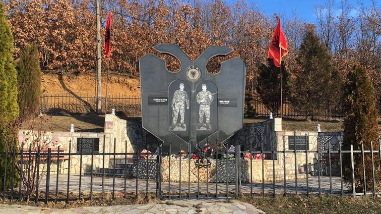 UCK-Denkmäler wie dieses gibt es überall im Kosovo UCK-Denkmäler wie dieses gibt es überall im Kosovo