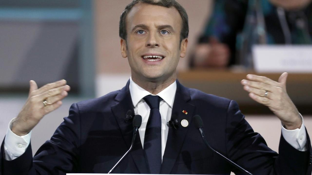 Frankreichs Präsident Emmanuel Macron spricht am 12.12.2017 in Paris (Frankreich) auf dem Klimagipfel. Er gestikuliert mit Gesicht und Händen, um seinen Worten Nachdruck zu verleihen. Frankreichs Präsident Emmanuel Macron spricht am 12.12.2017 in Paris (Frankreich) auf dem Klimagipfel. Er gestikuliert mit Gesicht und Händen, um seinen Worten Nachdruck zu verleihen.
