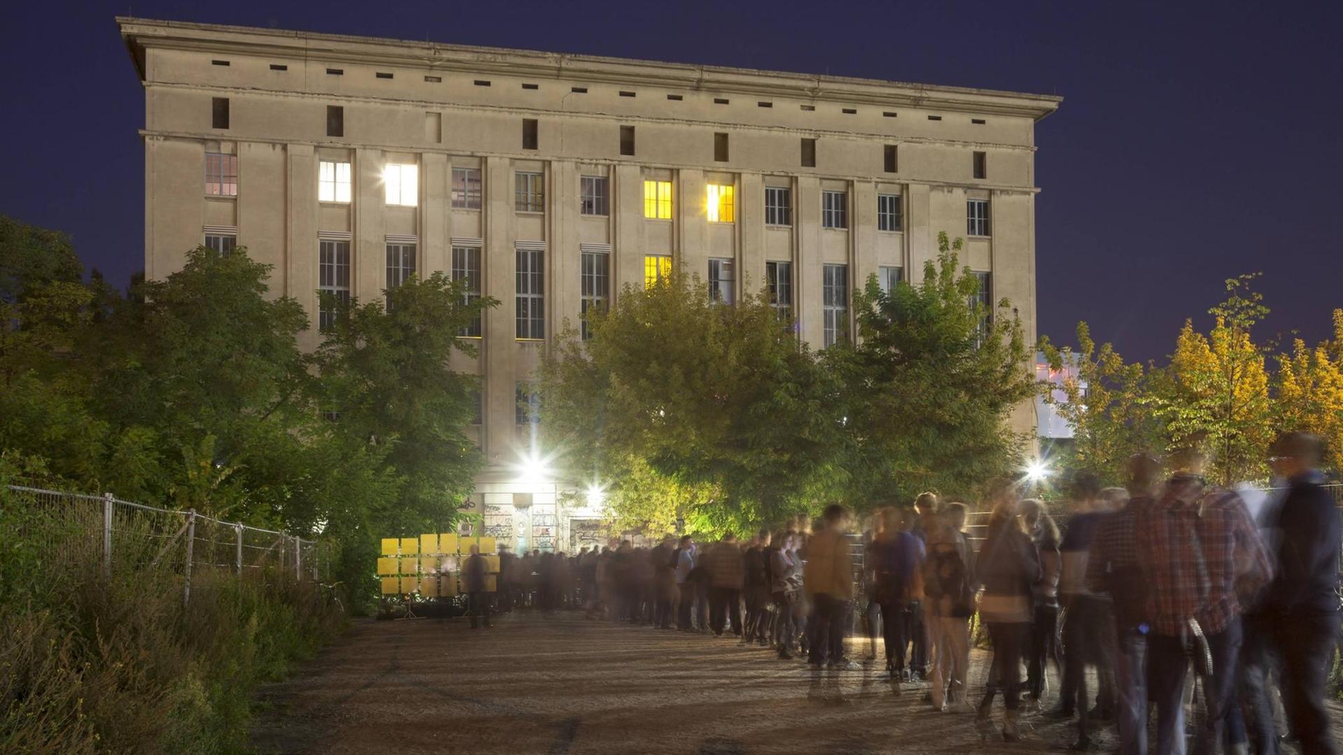 Menschen stehen in einer langen Schlange vor dem Berliner Club Berghain - aufgenommen am 04.09.2012. Menschen stehen in einer langen Schlange vor dem Berliner Club Berghain - aufgenommen am 04.09.2012.