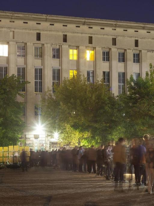 Menschen stehen in einer langen Schlange vor dem Berliner Club Berghain - aufgenommen am 04.09.2012.