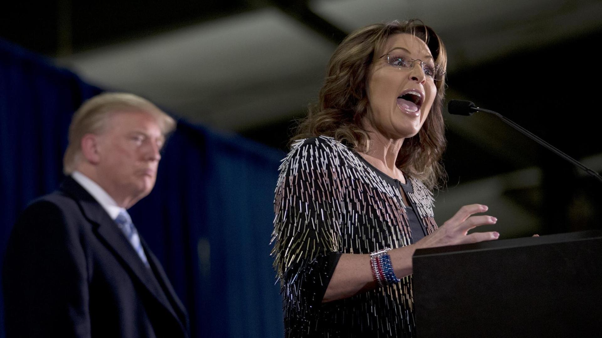 Die Tea-Party-Ikone Sarah Palin zusammen mit dem US-Präsidentschaftsbewerber Donald Trump bei einem Wahlkampfauftritt in Iowa. Die Tea-Party-Ikone Sarah Palin zusammen mit dem US-Präsidentschaftsbewerber Donald Trump bei einem Wahlkampfauftritt in Iowa.