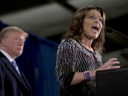 Die Tea-Party-Ikone Sarah Palin zusammen mit dem US-Präsidentschaftsbewerber Donald Trump bei einem Wahlkampfauftritt in Iowa.