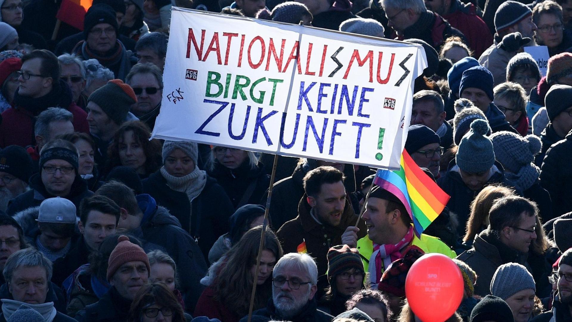 Unter dem Motto "Koblenz bleibt bunt!" protestieren die Teilnehmer einer Demonstration in Koblenz (Rheinland-Pfalz) am 21.01.2017 gegen eine zeitgleich stattfindende Tagung europäischer Rechtspopulisten.