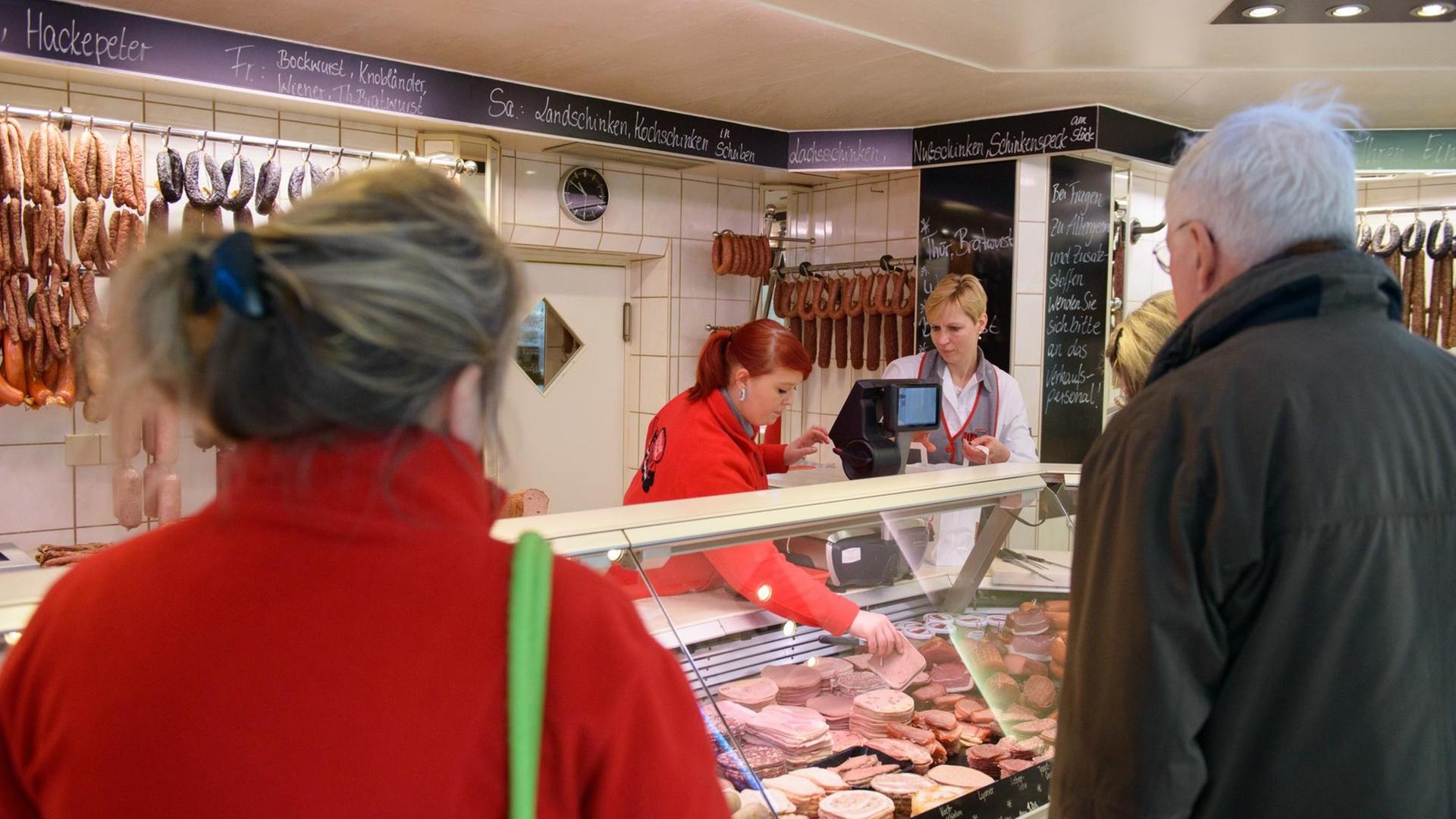 Silke Kühnel (l), Auszubildende im 3. Lehrjahr, und Fleischereifachverkäuferin Maren Ostermann bedienen in der Fleischerei Blässe in Weimar Kunden. Silke Kühnel (l), Auszubildende im 3. Lehrjahr, und Fleischereifachverkäuferin Maren Ostermann bedienen in der Fleischerei Blässe in Weimar Kunden.
