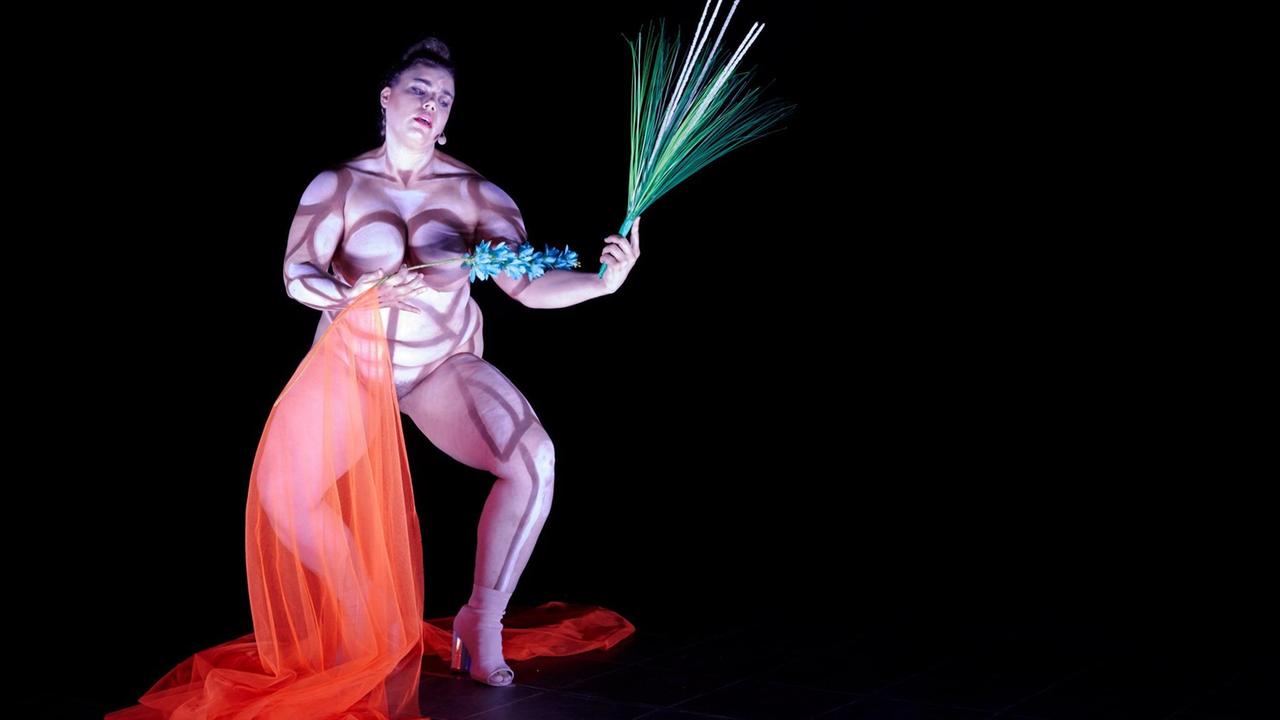 Eine mollige Frau tanzt nackt und bemalt. Eine mollige Frau tanzt nackt und bemalt.