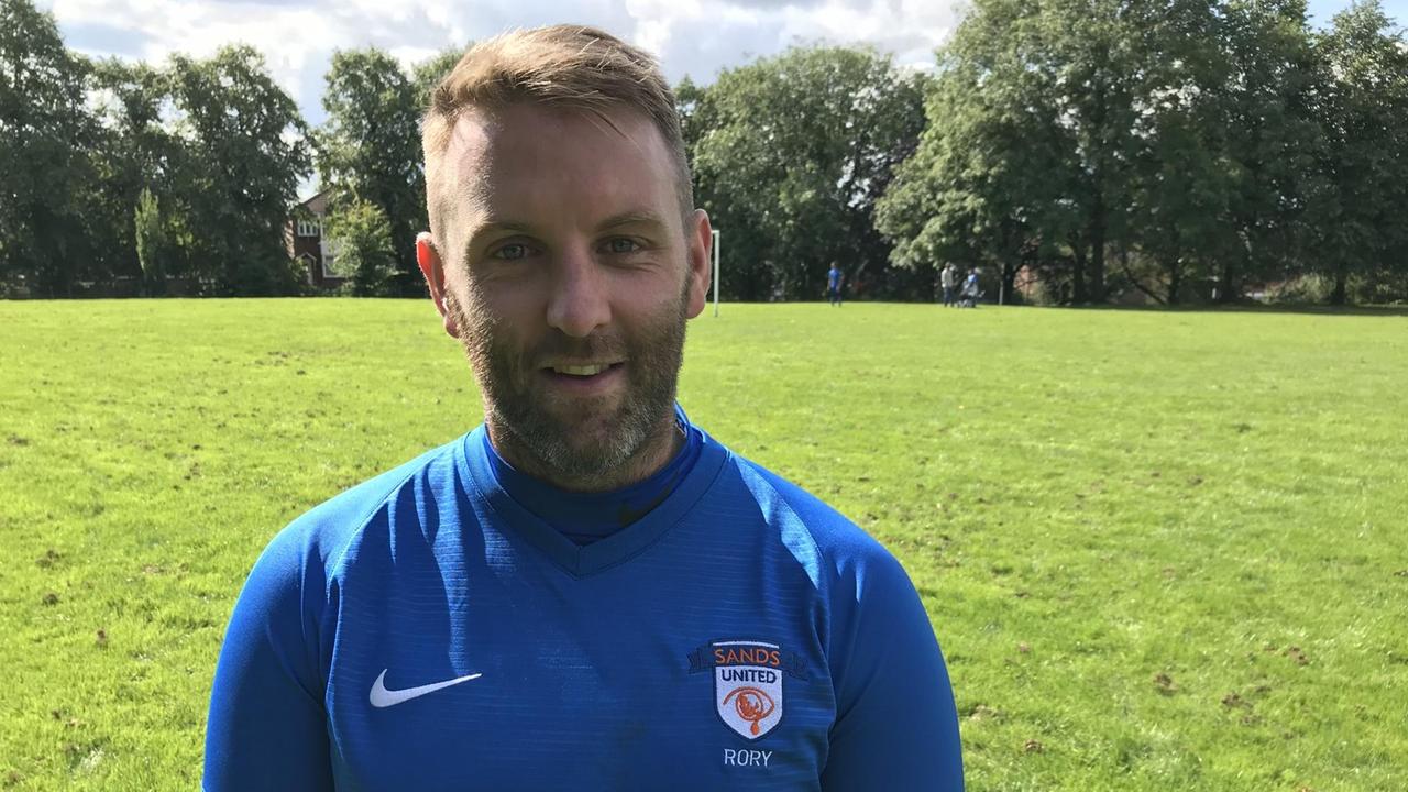 Joel Kelly, der Kapitän des Teams von Sands United in Stockport Joel Kelly, der Kapitän des Teams von Sands United in Stockport