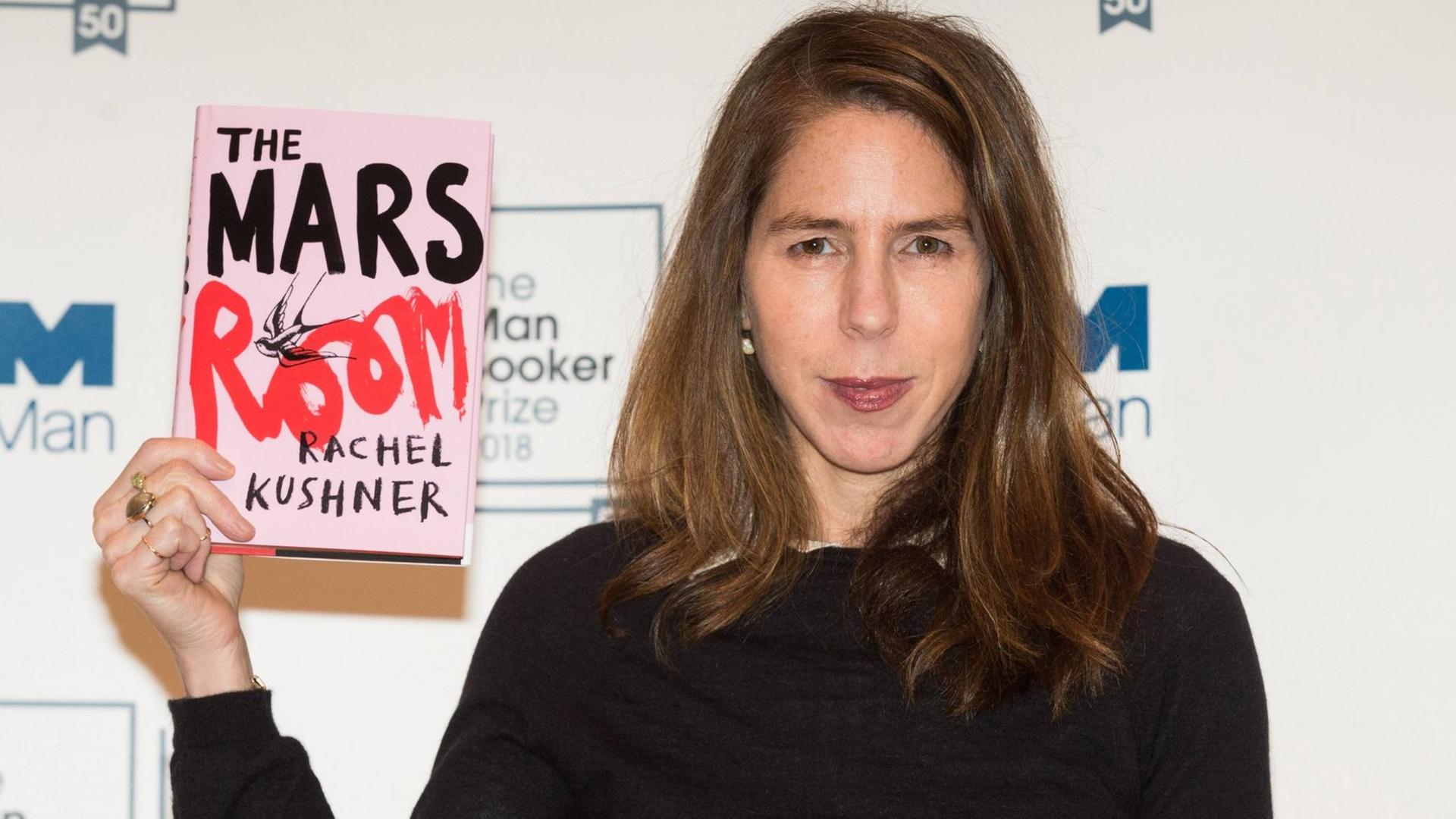 Die Autorin Rachel Kushner hält ihr Buch "Ich bin ein Schicksal" in der englischen Variante in die Kamera. Die Autorin Rachel Kushner hält ihr Buch "Ich bin ein Schicksal" in der englischen Variante in die Kamera.