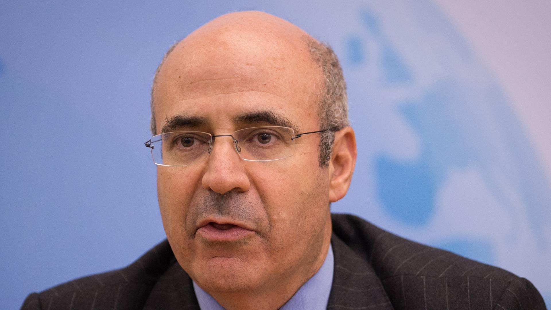Der US-Investmentbanker Bill Browder vor blauem Hintergrund Der US-Investmentbanker Bill Browder vor blauem Hintergrund
