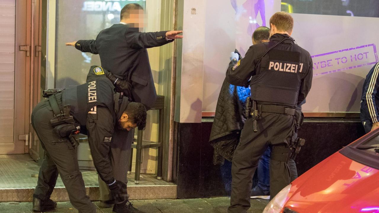 Ein Polizist durchsucht am 13. September 2018 einen Mann im Anzug nach Drogen. Ein Kollege macht das gleiche bei einem anderen Mann. Rund 500 Beamte waren im Einsatz, ganze Straßenzüge wurden abgesperrt, hunderte Menschn wurden kontrolliert. Ein Polizist durchsucht am 13. September 2018 einen Mann im Anzug nach Drogen. Ein Kollege macht das gleiche bei einem anderen Mann. Rund 500 Beamte waren im Einsatz, ganze Straßenzüge wurden abgesperrt, hunderte Menschn wurden kontrolliert.