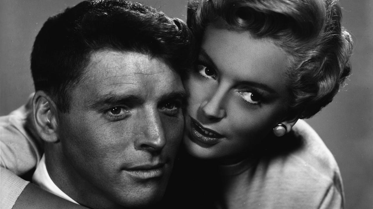 Ein zeitgenössisches Schwarzweiß-PR-Foto zeigt die Schauspielerin Deborah Kerr im Film "Verdammt in alle Ewigkeit", ihren Filmpartner Burt Lancaster umarmend Ein zeitgenössisches Schwarzweiß-PR-Foto zeigt die Schauspielerin Deborah Kerr im Film "Verdammt in alle Ewigkeit", ihren Filmpartner Burt Lancaster umarmend