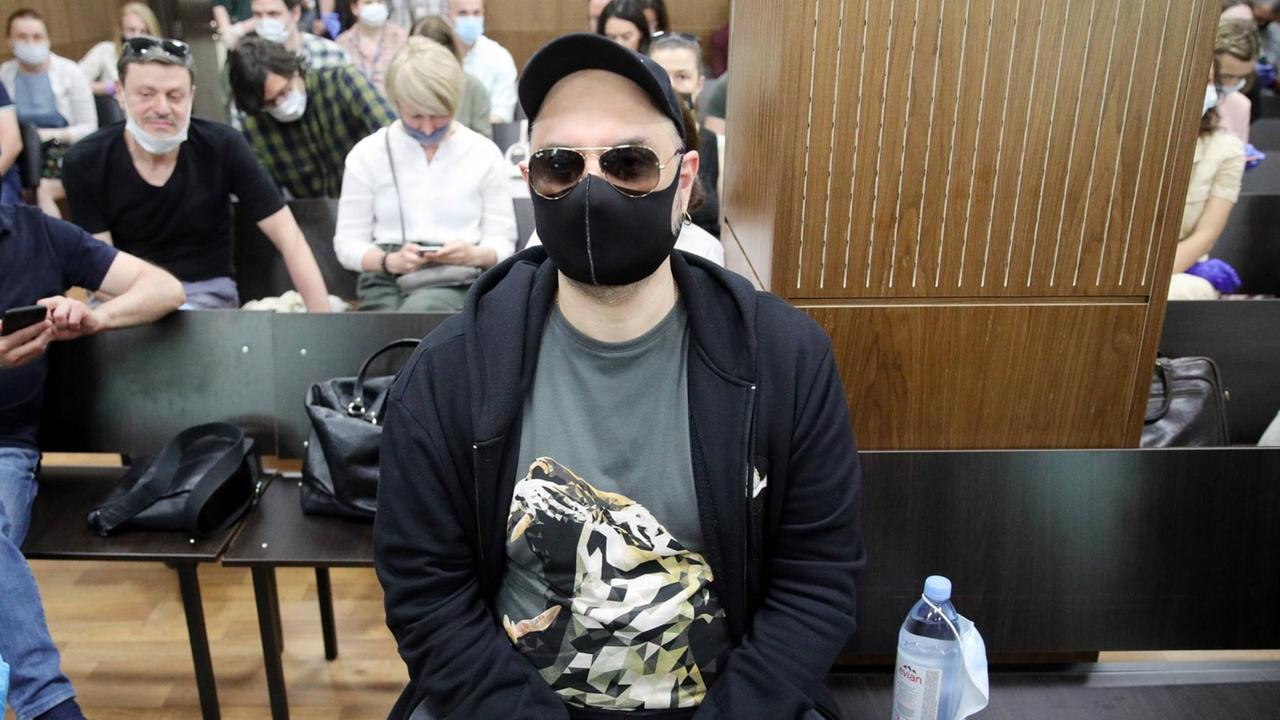 Regisseur Kirill Serebrennikov sitzt mit Mund-Nase-Schutz im Gerichtssaal. Regisseur Kirill Serebrennikov sitzt mit Mund-Nase-Schutz im Gerichtssaal.
