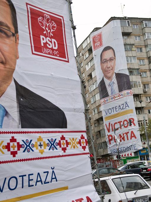 Wahplakate in den Straßen von Bucharest, auf denen der rumänische Regierungschef Ponta um Stimmen wirbt.