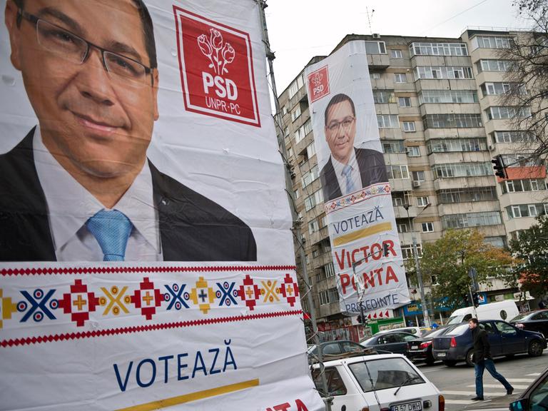 Wahplakate in den Straßen von Bucharest, auf denen der rumänische Regierungschef Ponta um Stimmen wirbt.