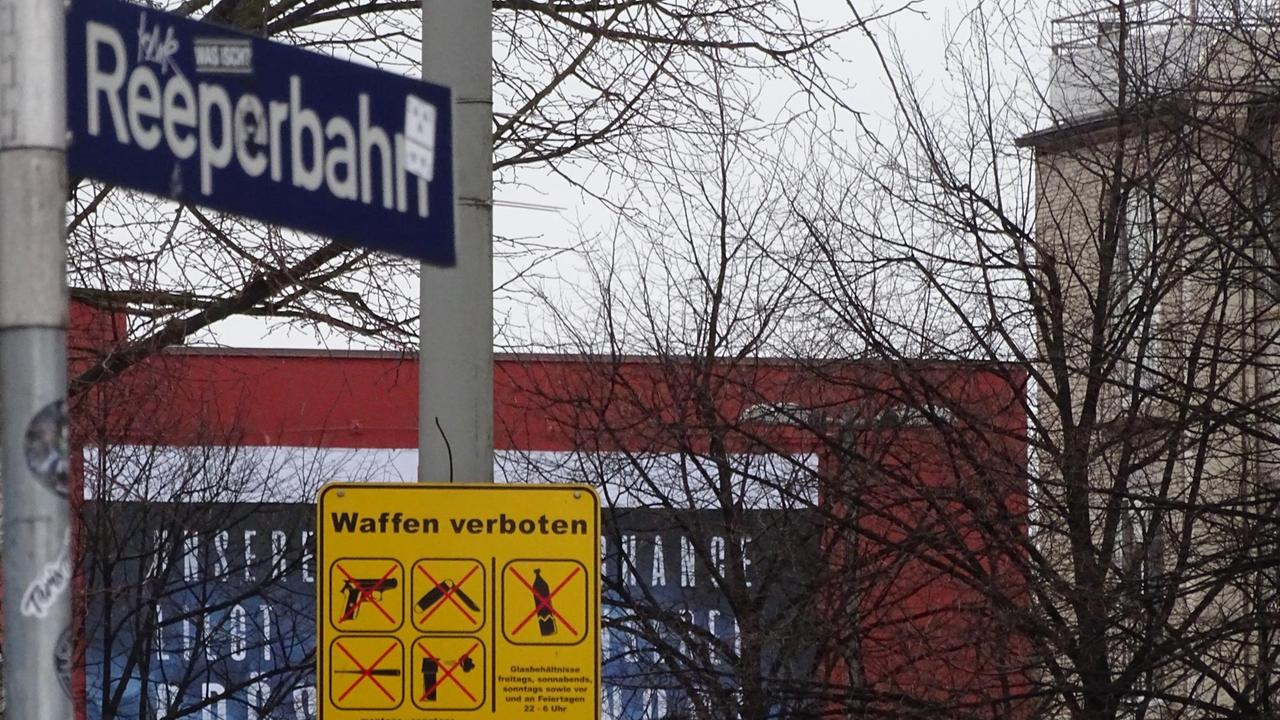 Ein Straßenschild der Reeperbahn sowie ein Waffenverbotsschild Ein Straßenschild der Reeperbahn sowie ein Waffenverbotsschild