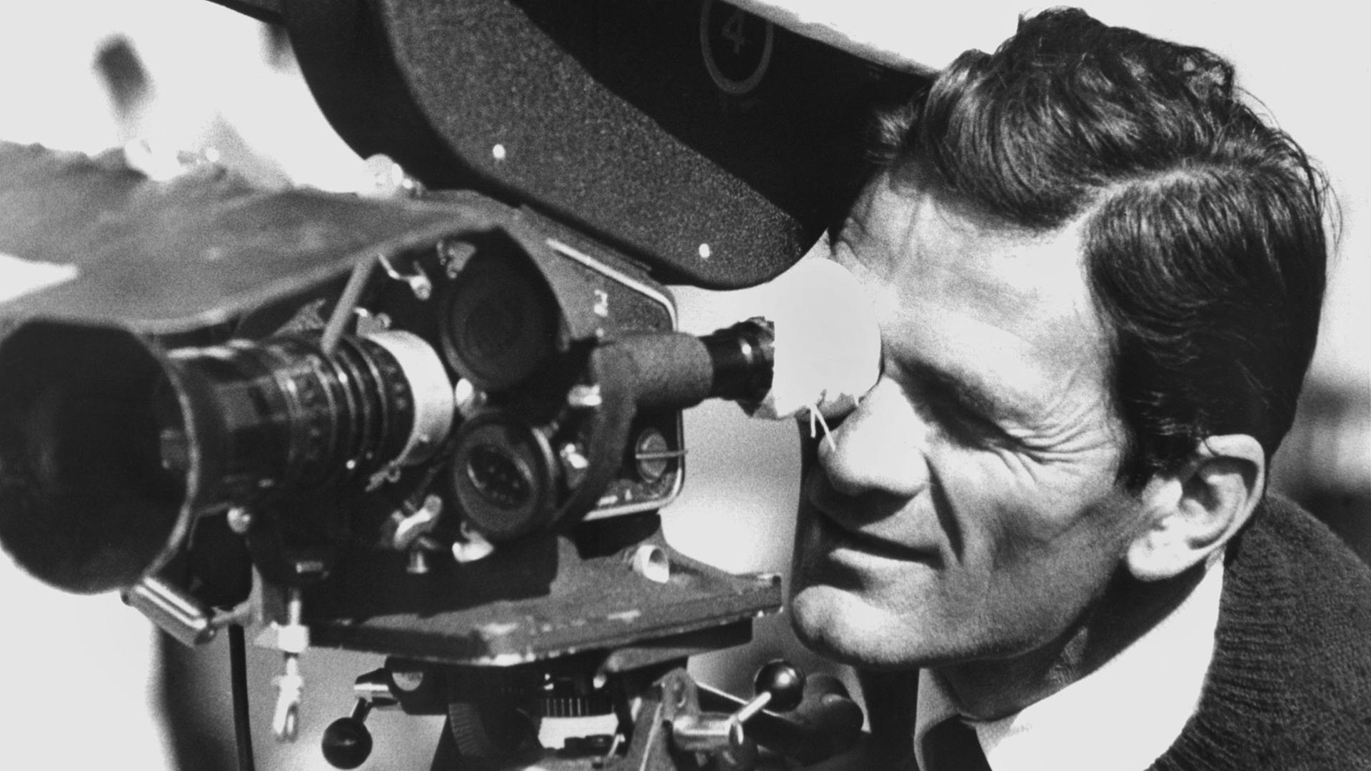 Der italienische Regisseur Pier Paolo Pasolini bei Dreharbeiten 1962 in Rom Der italienische Regisseur Pier Paolo Pasolini bei Dreharbeiten 1962 in Rom