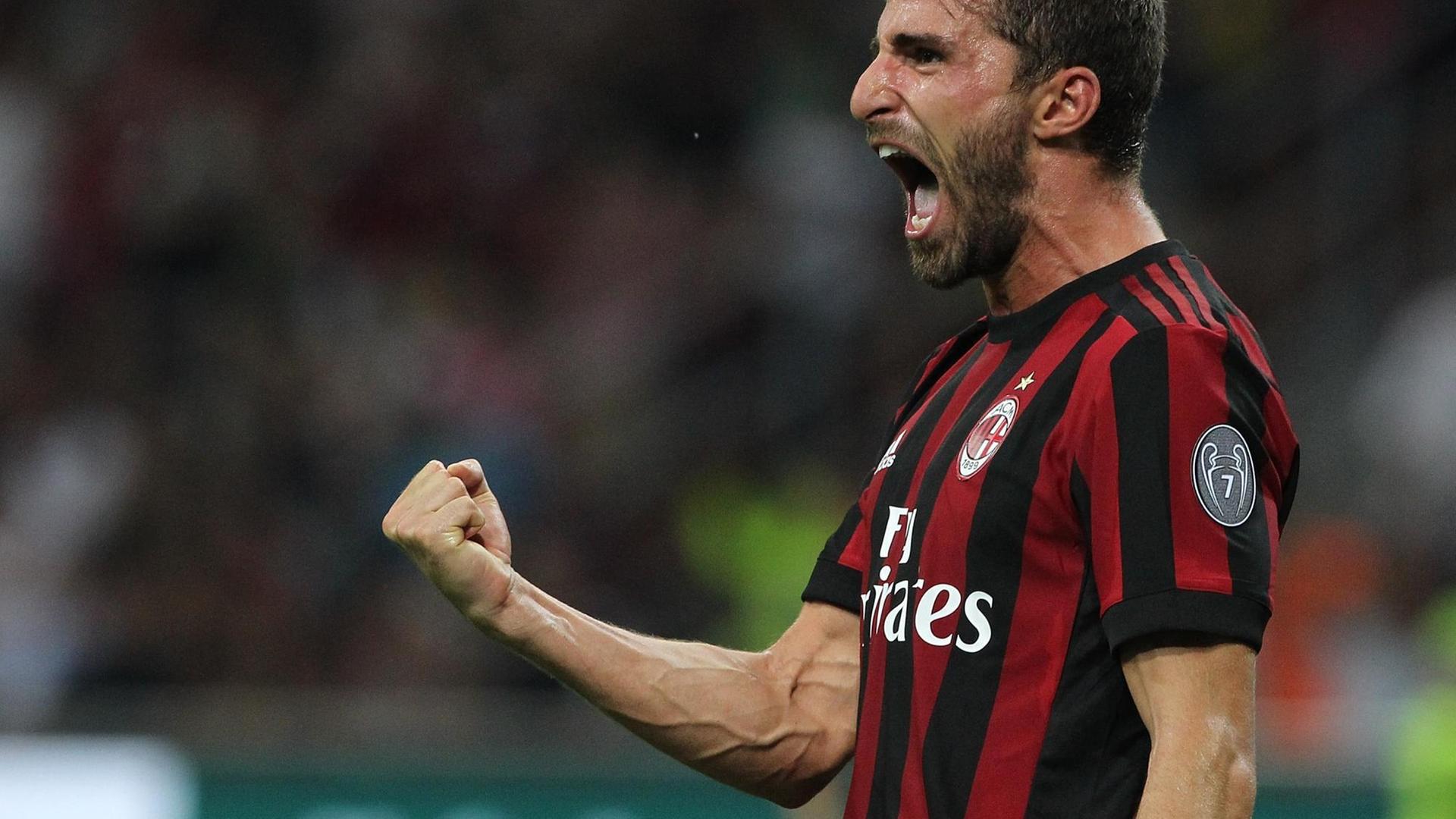 Der Fussballspieler Fabio Borini vom AC Milan feiert ein Tor mit geballter Faust und einem Schrei. Der Fussballspieler Fabio Borini vom AC Milan feiert ein Tor mit geballter Faust und einem Schrei.