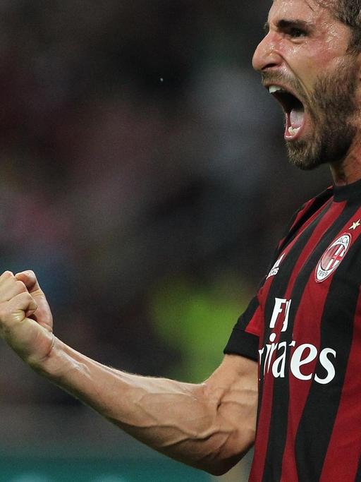 Der Fussballspieler Fabio Borini vom AC Milan feiert ein Tor mit geballter Faust und einem Schrei.