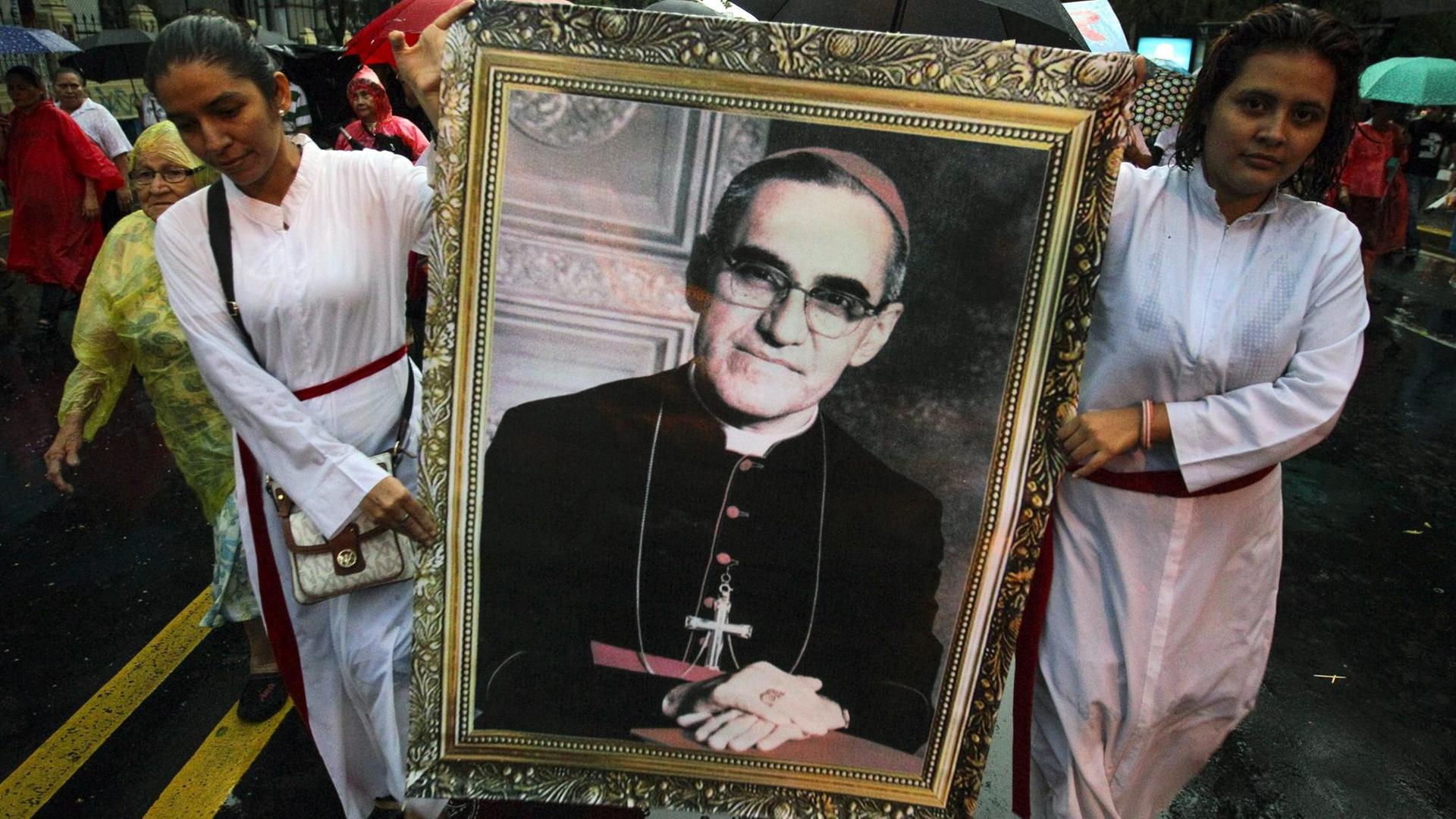 Verehrer des ermordeten Erzbischofs Romero tragen ein Porträt von ihm durch die Straßen. Verehrer des ermordeten Erzbischofs Romero tragen ein Porträt von ihm durch die Straßen.