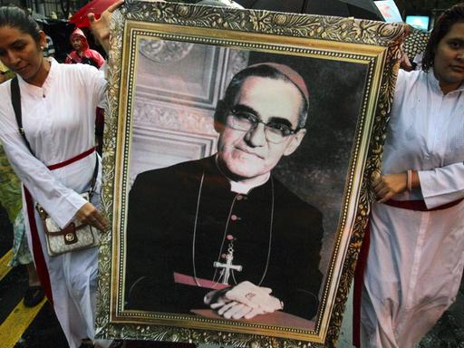 Verehrer des ermordeten Erzbischofs Romero tragen ein Porträt von ihm durch die Straßen.